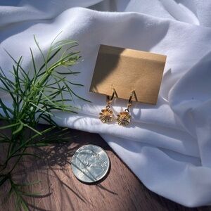 Flower dangle earrings